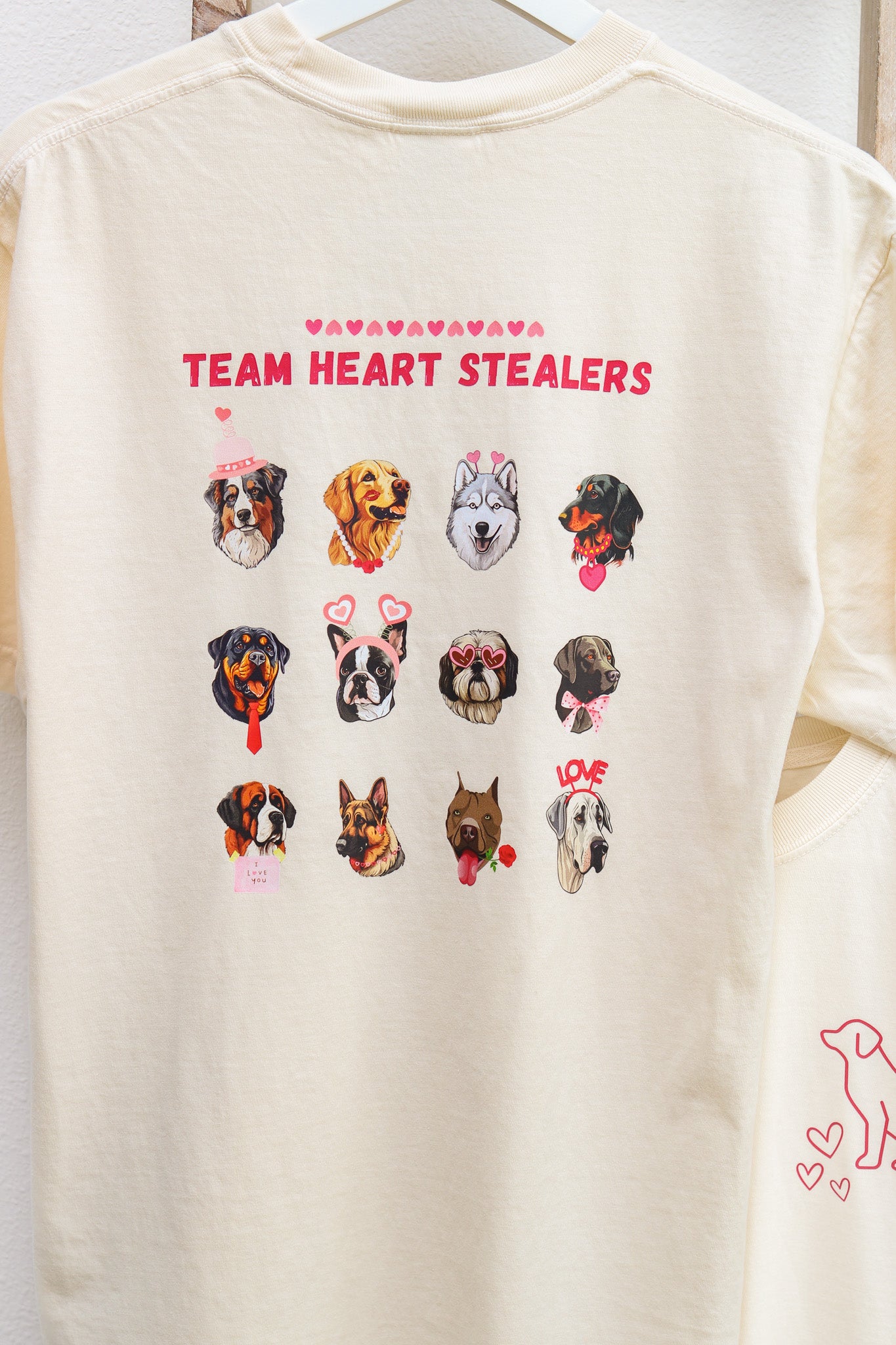 Dog Team Heart Stealers Short Sleeve Graphic Tee (ivory)