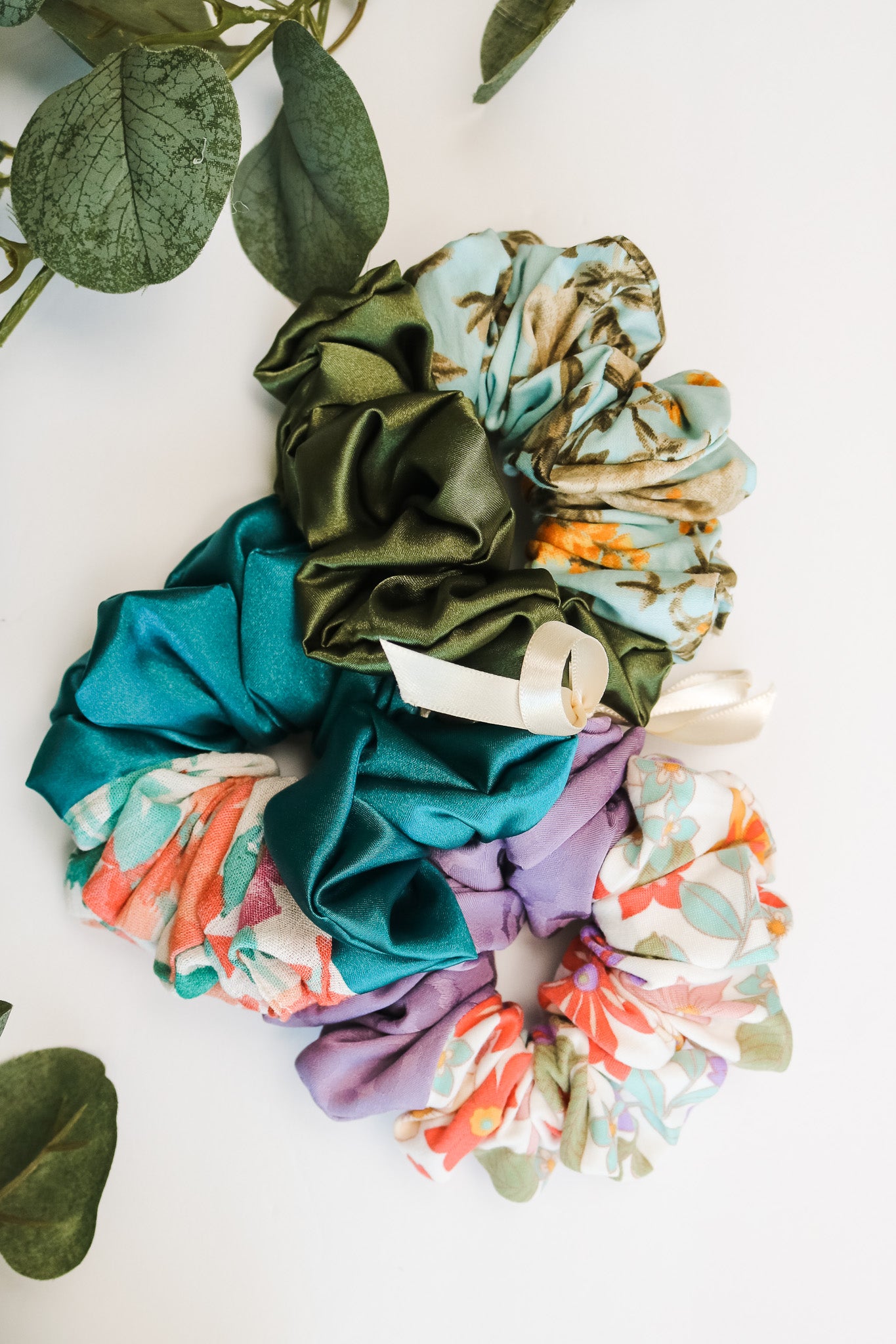 Solids And Florals Scrunchie Set (3 pack)